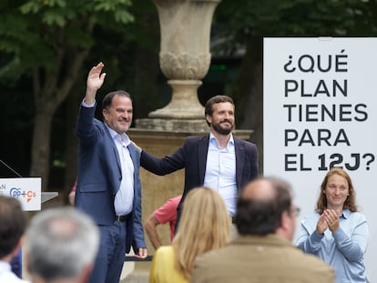 Carlos Iturgaitz (izquierda) y Pablo Casado, durante el acto cierre de campaña electoral del PP en Vitoria.