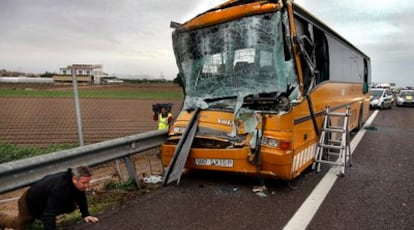 El autobús siniestrado en el choque con un camión en la V-21 a la entrada de Valencia.