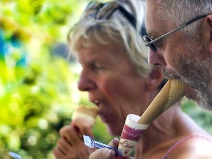 Una pareja combate los rigores del calor comiendo helados en Valencia.