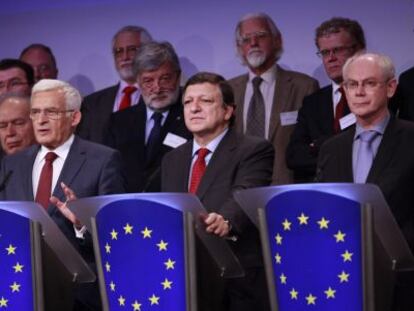 Los presidentes de la Comisión Europea, José Manuel Barroso (centro), del Consejo Europeo, Herman Van Rompuy (derecha), y de la Eurocámara, Jerzy Buzek (izquierda).