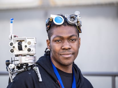 Moss Jorvon Lilroy, de Digy Key, muestra en su hombro un dispositivo de reconocimiento facial portátil y, en su cabeza, unas gafas que se adaptan a las necesidades de la tarea.