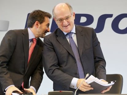 El consejero delegado de Repsol, Josu Jon Imaz y su presidente, Antonio Brufau.