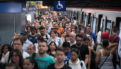 Aglomeraci&oacute;n en la estaci&oacute;n de Diagonal durante una jornada de huelga.