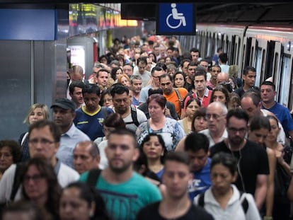 Aglomeraci&oacute;n en la estaci&oacute;n de Diagonal durante una jornada de huelga.