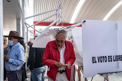 En punto de las ocho de la mañana, los ciudadanos de Coahuila y el Estado de México comenzaron a llegar a las urnas para elegir a sus próximos gobernadores, además de a 25 diputados en la entidad del norte del país. En la imagen, un hombre sale de una casilla en un colegio electoral en San Mateo Atenco, en el Estado de México, este domingo. 