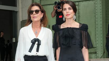 Carlota Casiraghi y su madre, la princesa Carolina de Mónaco, en París el 20 de junio de 2019 en el homenaje al diseñador Karl Lagerfeld.