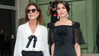 Carlota Casiraghi y su madre, la princesa Carolina de Mónaco, en París el 20 de junio de 2019 en el homenaje al diseñador Karl Lagerfeld.