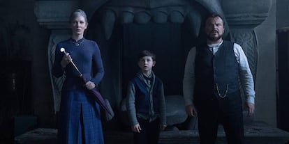 Desde la izquierda, Cate Blanchett, Owen Vaccaro y Jack Black, en 'La casa del reloj en la pared'.