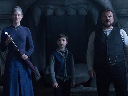 Desde la izquierda, Cate Blanchett, Owen Vaccaro y Jack Black, en 'La casa del reloj en la pared'.