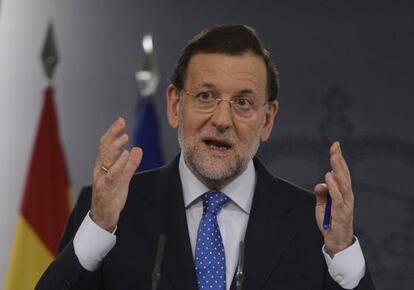 Rajoy speaks to the press after Friday's Cabinet meeting.