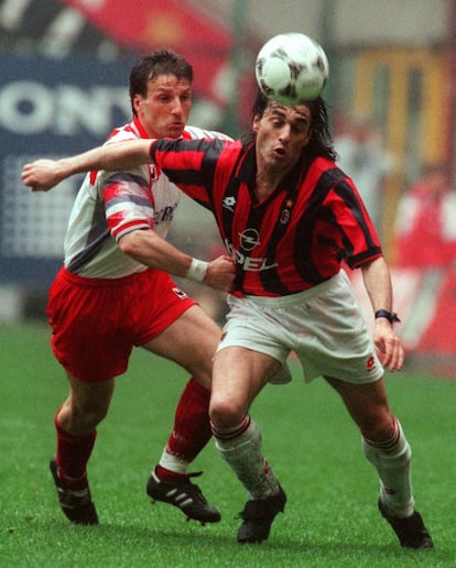 Luigi Garzja (I) agarra a Paulo Futre en un Milan-Cremonese de 1996.  