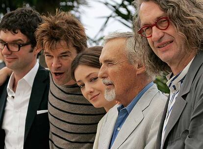 Wim Wenders, a la derecha, con los actores de la película <i>Cita en Palermo,</i> ayer en Cannes.