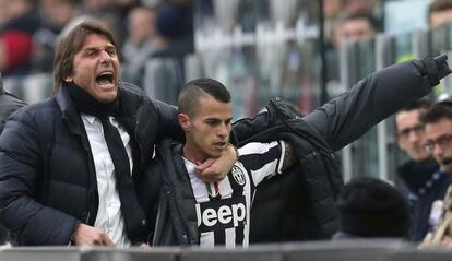 Conte agarra a Giovinco, este domingo en Turín.