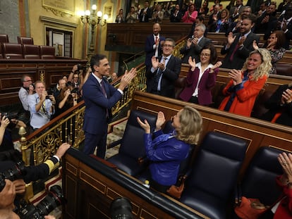Pedro Sánchez aplaude, junto a la bancada socialista, el resultado de la votación de su investidura.