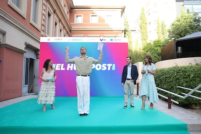 David Andújar (a la izquierda) y Milagros Fernández (a la izquierda), anfitriones de la gala, junto a la directora y subdirector de 'el Huffpost' Laura Riestra y Rodrigo Carretero. 