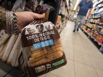 Un pan de molde integral con calificación A en Nutri-Score, en un supermercado de Madrid.