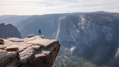 Un visitante admira la vista en el mirador Taft Point, en el Parque Nacional Yosemite, en California (Estados Unidos).