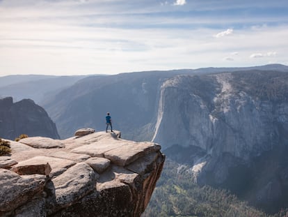 Un visitante admira la vista en el mirador Taft Point, en el Parque Nacional Yosemite, en California (Estados Unidos).
