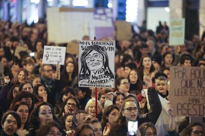 En Barcelona han sido numerosas las mujeres y hombres que se han manifestado.