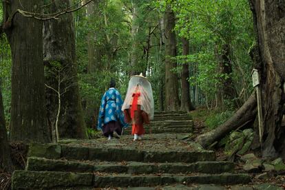 Dos mujeres japonesas en el Camino de Kumano (Kumano Kodo) un antiguo camino de peregrinación en la prefectura de Wakayama.