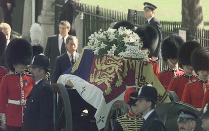 6 de septiembre de 1997. Funeral y entierro de la princesa Diana de Gales, muerta en un accidente de tráfico en París. En la imagen, el príncipe Carlos de Inglaterra camina tras el cortejo fúnebre con el ataúd de su ex esposa hacia la Abadía de Westminster, donde se celebró el funeral.