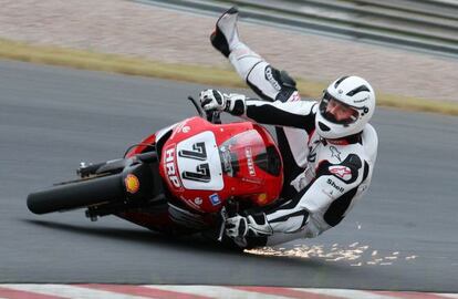 Schumacher probando una moto Ducati.