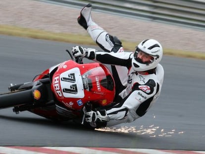 Schumacher probando una moto Ducati.
