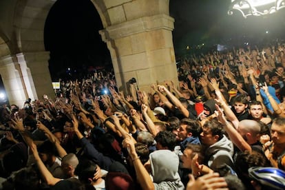 Protestors trying to enter the Catalan parliament.