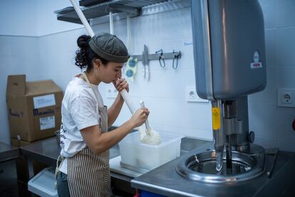 Paula López Montero elaborando helados en su obrador.