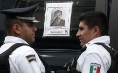 Polic&iacute;as mexicanos frente al cartel de b&uacute;squeda del Chapo