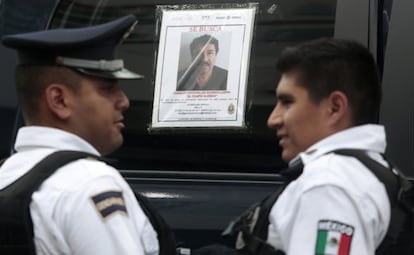 Policías mexicanos frente al cartel de búsqueda del Chapo