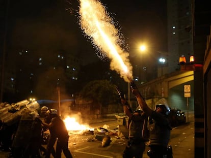 Polícia Militar reprime manifestação contra Temer em São Paulo.