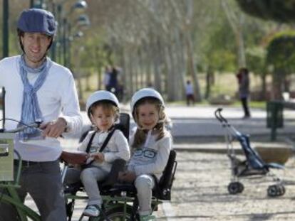 El padre ciclista, Oliver Green, pasea a sus hijas por Pozuelo.