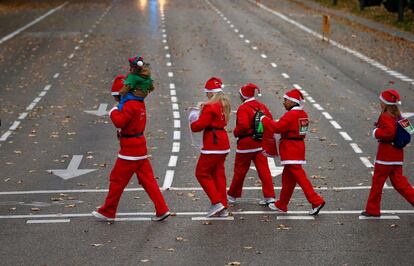 Corredores vestidos de Papá Noel llegan a la carrera.