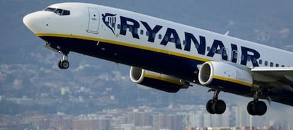 Un avi&oacute;n de Ryanair aterriza en el aeropuerto de Barcelona - El Prat.