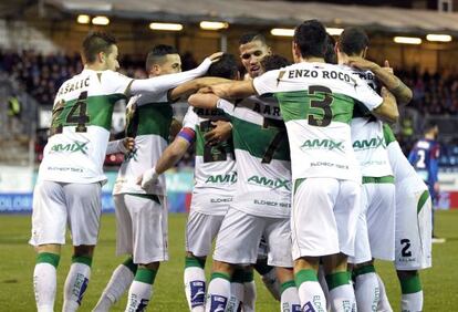 Futbolistas del Elche celebrando un gol.