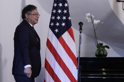 El presidente de Colombia, Gustavo Petro, tras un encuentro con Jonathan Finer, secretario principal adjunto de Seguridad Nacional de Estados Unidos, en Bogotá (Colombia), en 2022.