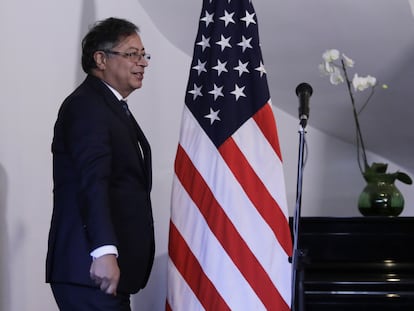 El presidente de Colombia, Gustavo Petro, tras un encuentro con Jonathan Finer, secretario principal adjunto de Seguridad Nacional de Estados Unidos, en Bogotá (Colombia), en 2022.