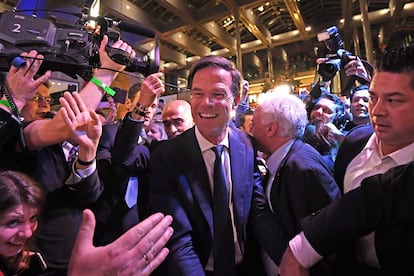 El primer ministro holandés, Mark Rutte, celebra la victoria con sus seguidores en la fiesta del partido liberal VVD, en La Haya.