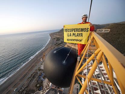Greenpeace inicia una demolición simbólica de El Algarrobico