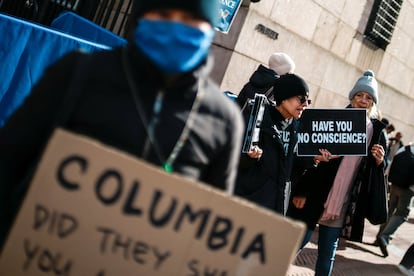 Varias personas participan en una manifestación frente al campus de la Universidad de Columbia después de que agentes del Departamento de Seguridad Nacional de EE. UU. (DHS) detuvieran a un estudiante en una residencia universitaria, en la ciudad de Nueva York, EE. UU.