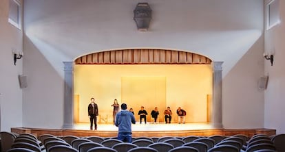 La empresa de Cucinelli revitaliza a todo un pueblo, no solo a su empresa.  En la imgane, unos actores ensayan una obra en el teatro de la fundación del italiano.