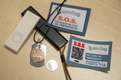 Dos dispositivos y una medalla con GPS, un sensor NFC (circular) que va dentro de la etiqueta y una pegatina QR con información personal.