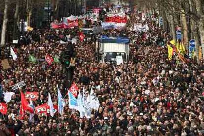 Miles de personas abarrotan las calles de París en protesta por el CPE.