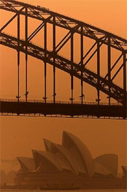 La bahía de Sydney, iluminada por el reflejo de los incendios forestales que rodean la ciudad.