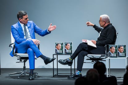 El presidente del Gobierno, Pedro Sánchez, y el presentador Jorge Javier Vázquez, este lunes en el Círculo de Bellas Artes de Madrid.  