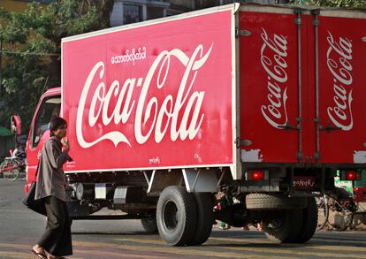 Un camión de reparto de Coca-Cola en Yangon, Myanmar, en una foto de archivo.