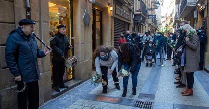 Las hijas de las dos víctimas homenajeadas, Sherezade y Tamara, depositan unas flores junto a las placas en su recuerdo.