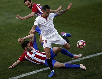 Vitolo maniobra contra Juanfran y Sa&uacute;l.