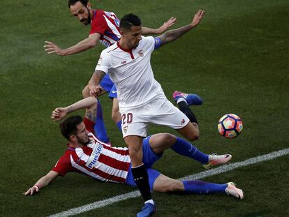 Vitolo maniobra contra Juanfran y Sa&uacute;l.